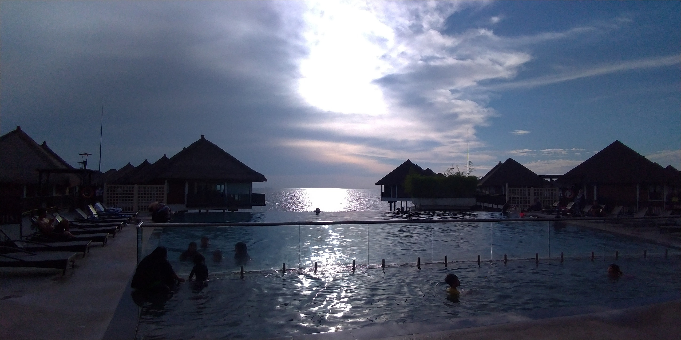 大馬游泳奇觀 由於宗教因素，不能隨意裸露， 但又想游泳怎麼辦？ ． ． ． 答案： 穿潛水衣游泳 🤣 o.s. 不熱嗎 😅 也太辛苦了點 #搞得我穿比基尼曬太陽格外突兀阿